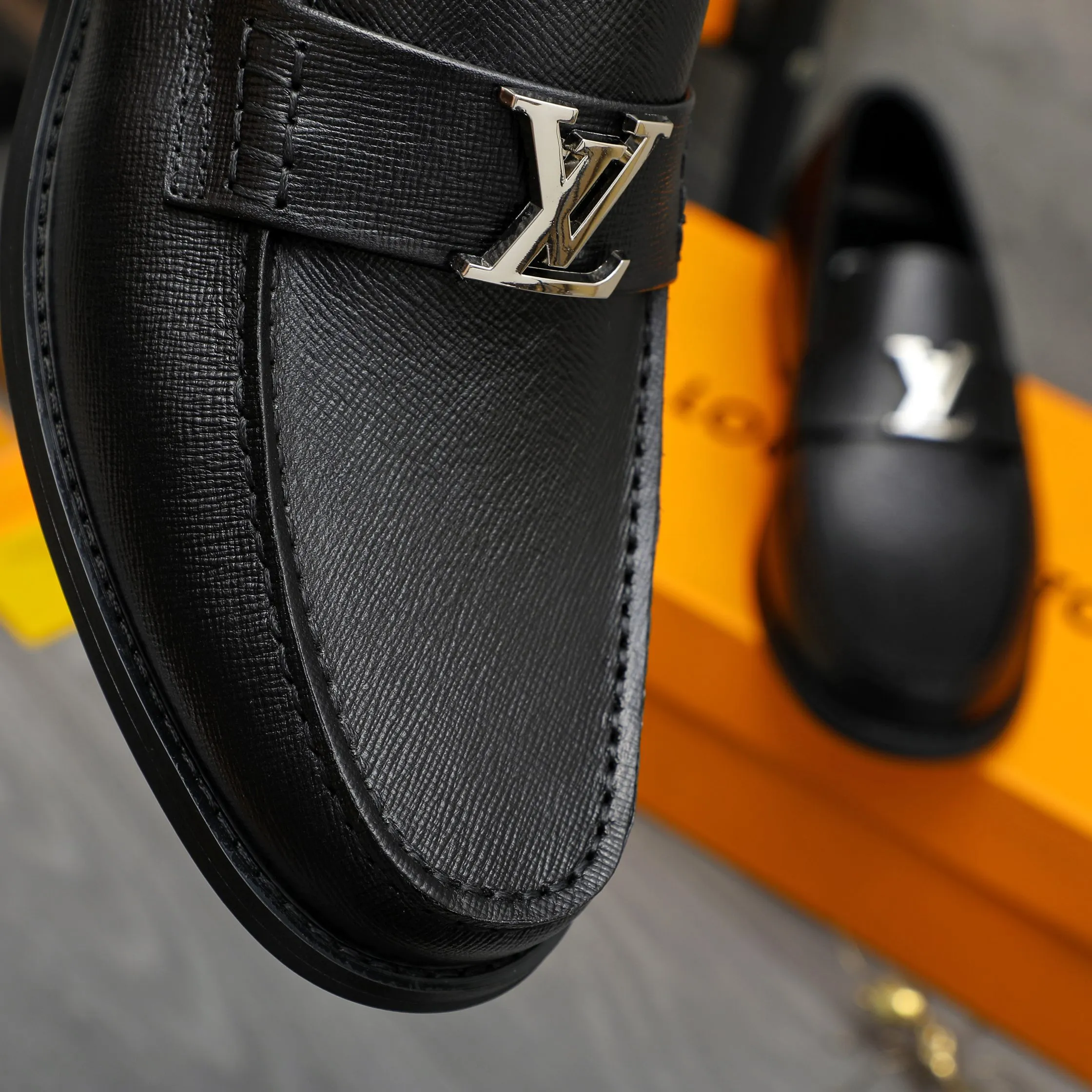 Men's shoes 💰p460 Product trademark: LV (Louis Vuitton) business slip-on leather shoes. Regular size: 38-45 (45 is custom-made and non-returnable) Product materials: Selected high-quality vertical grain cowhide upper, cowhide lining, original rubber outsole